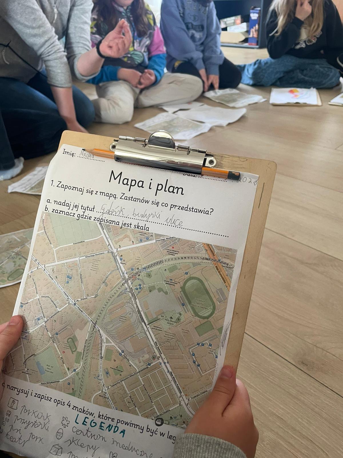 Uczeń z kartą pracy „Mapa i plan”